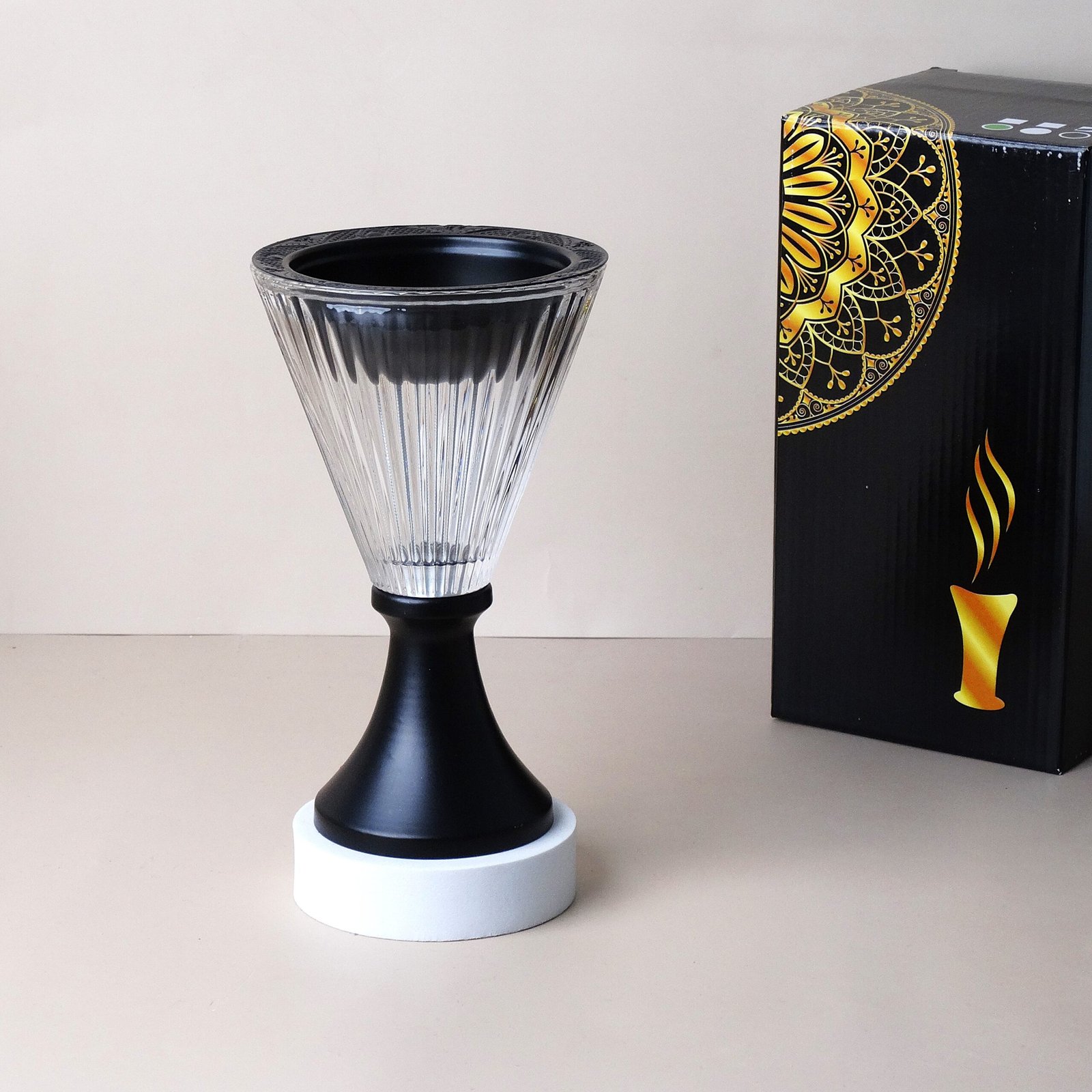 مبخرة بخور زجاج مخطط بقاعدة أنيقة – مقاس ١٨×١١ سم