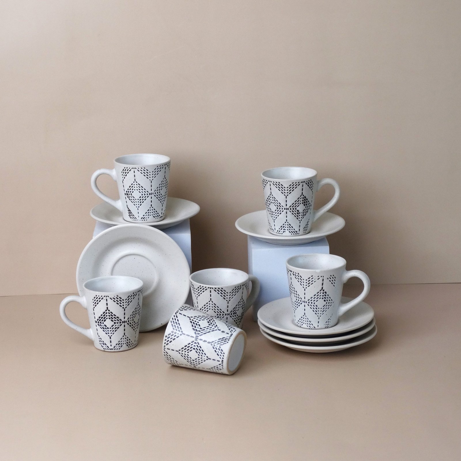 طقم فناجين "آرت ديكو" للقهوة التركية – 12 قطعة بنقوش غرافيكية