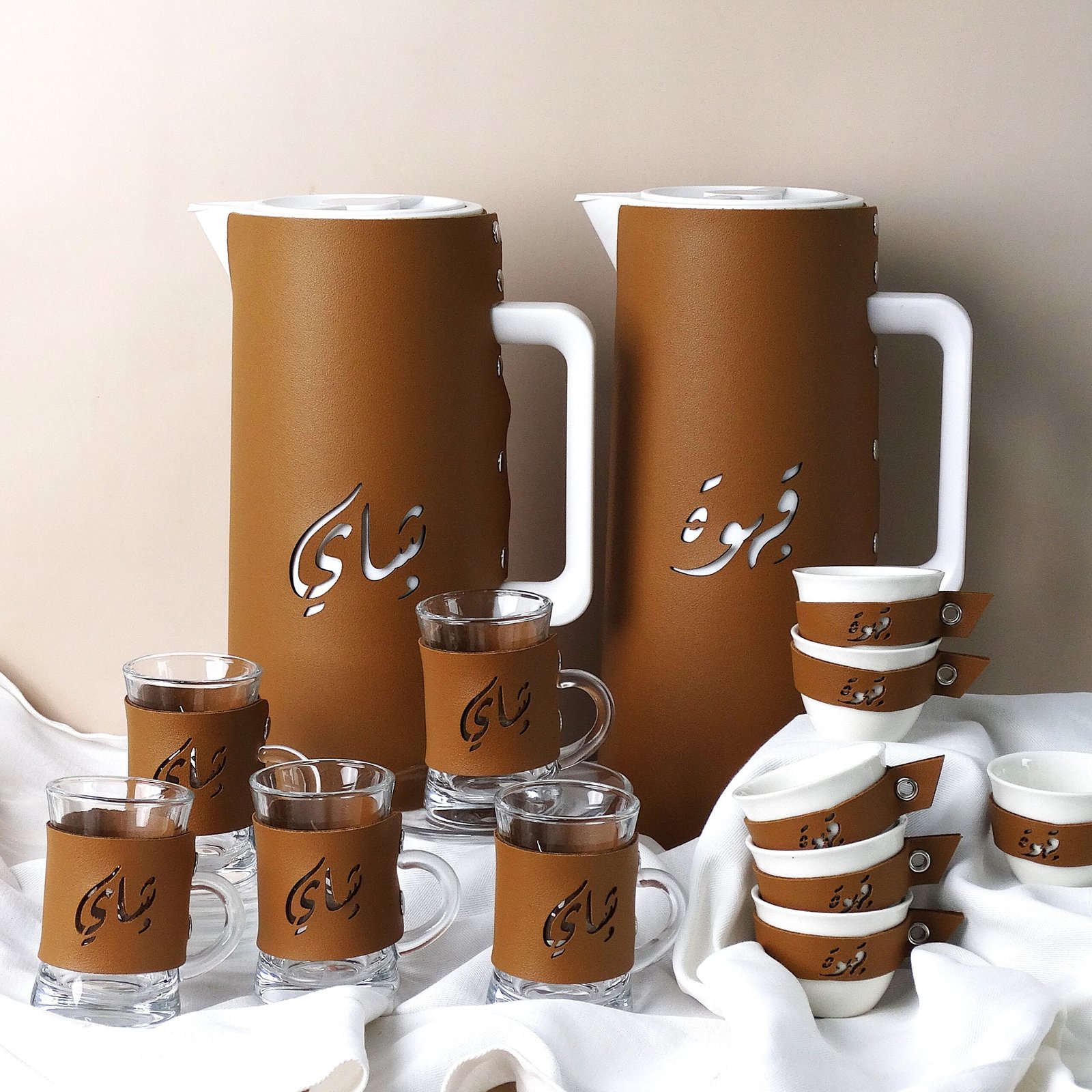 طقم ضيافة جلد دلتين شاي وقهوة بنقش عربي – ٢٠ قطعة