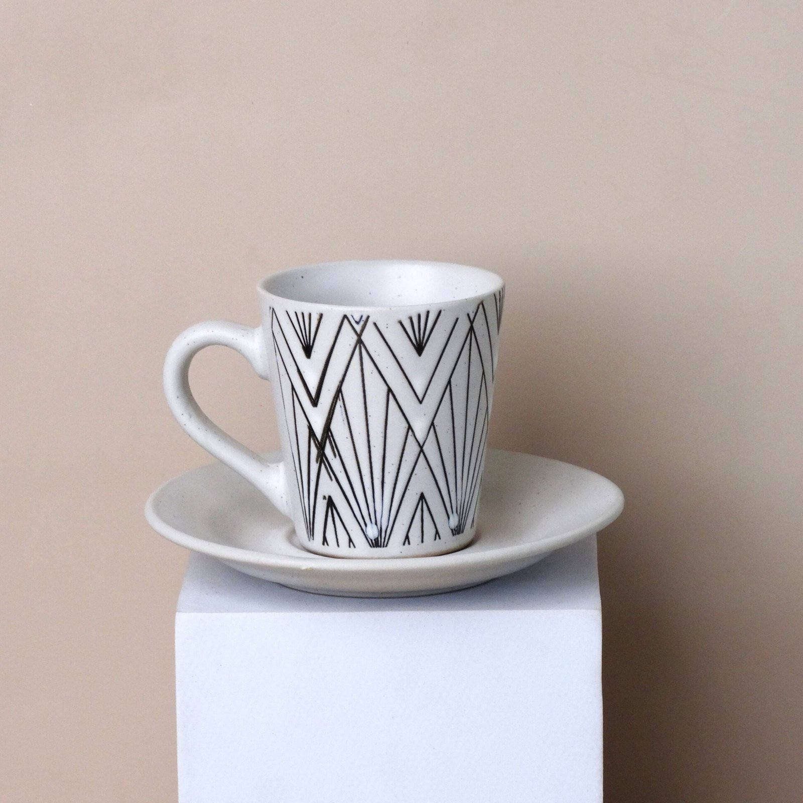 طقم ضيافة "مودرن غرافيتي" للقهوة – 12 قطعة بنقوش يدوية الطابع