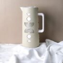 دلة لتقديم القهوة والشاي جلد بيج بنقوش هندسية – سعة ١ لتر