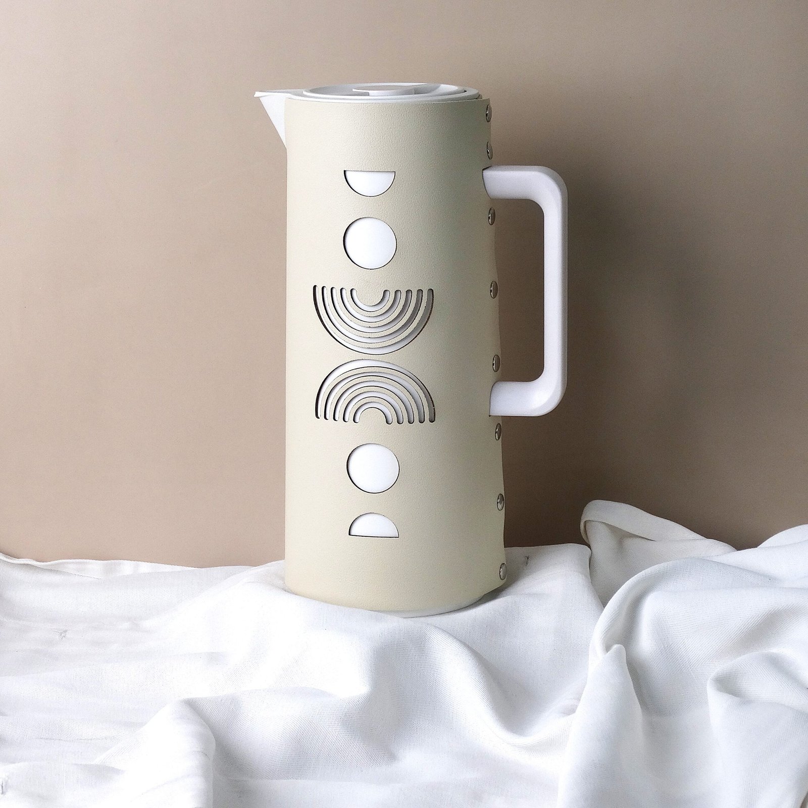 دلة لتقديم القهوة والشاي جلد بيج بنقوش هندسية – سعة ١ لتر