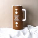 دلة لتقديم القهوة والشاي جلد باللون البني بنقوش هندسية – سعة ١ لتر