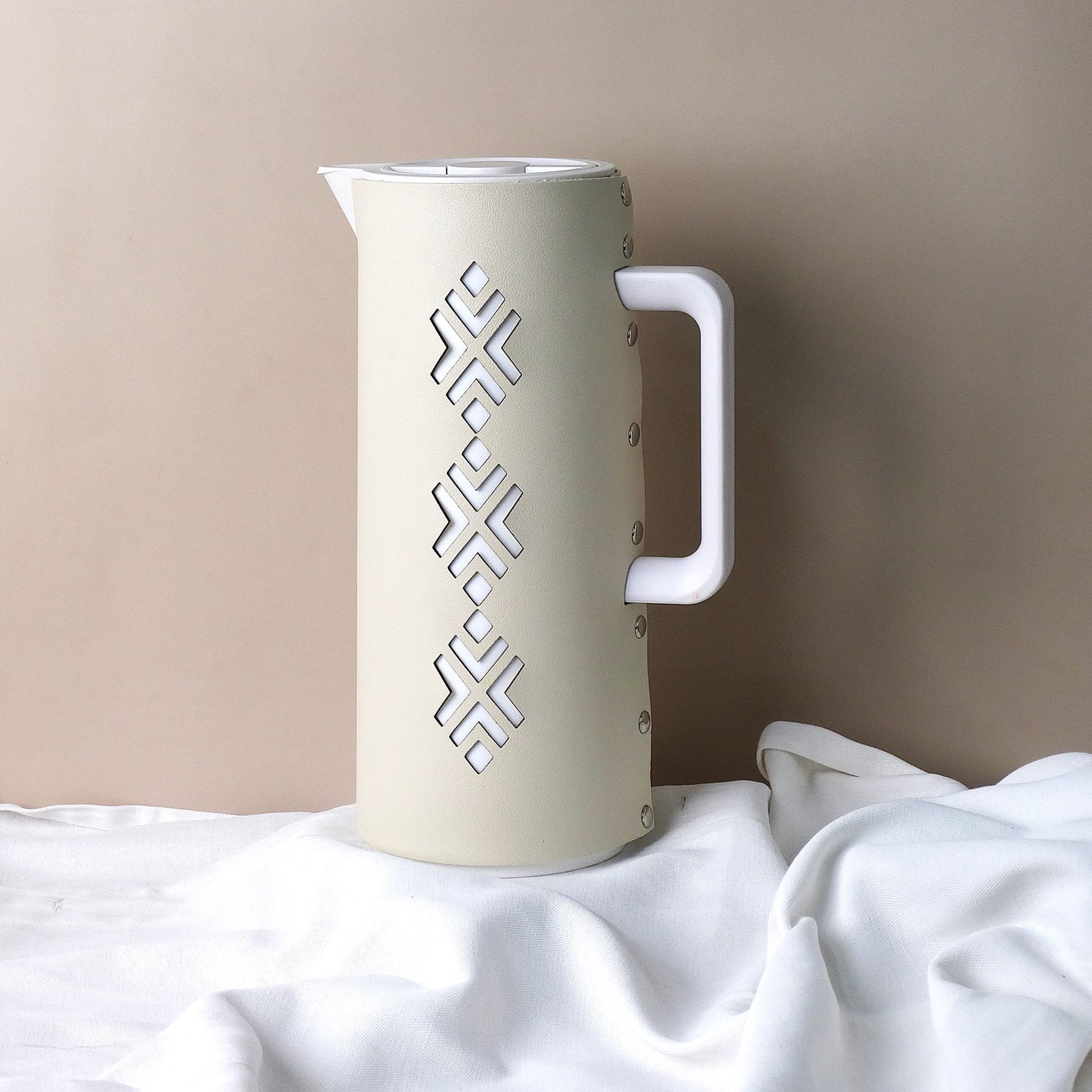 دلة لتقديم القهوة والشاي جلد بيج بنقش تراثي – سعة ١ لتر