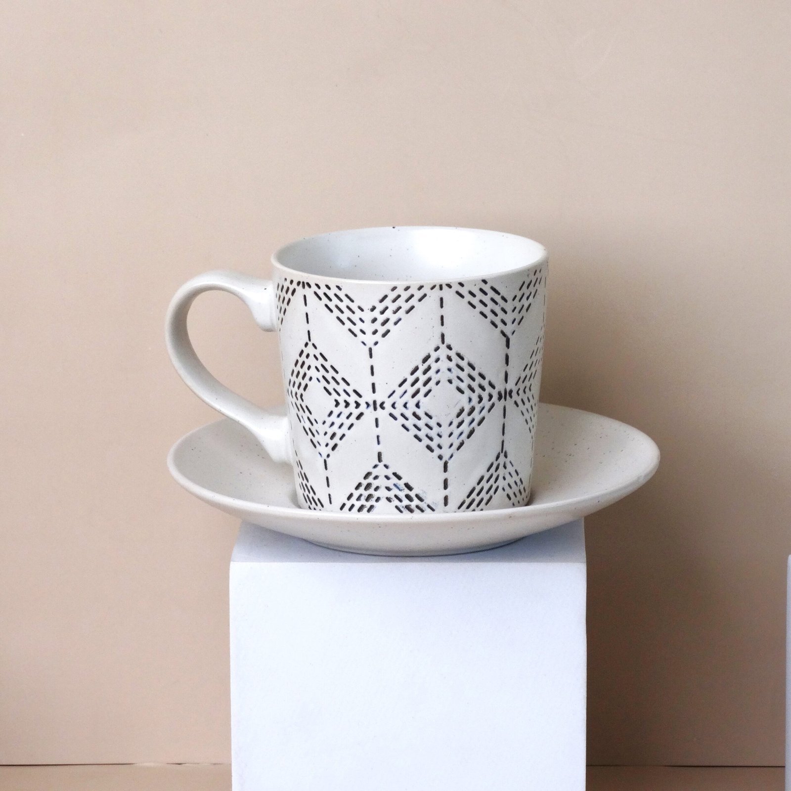 طقم تقديم "أربان غرافيك" للشاي واللاتيه – 12 قطعة بنقوش عصرية