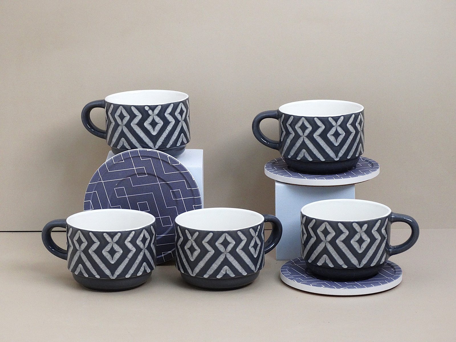 طقم تقديم شاي ولاتيه "مودرن" بورسلان مع قاعدة خشبية – 12 قطعة