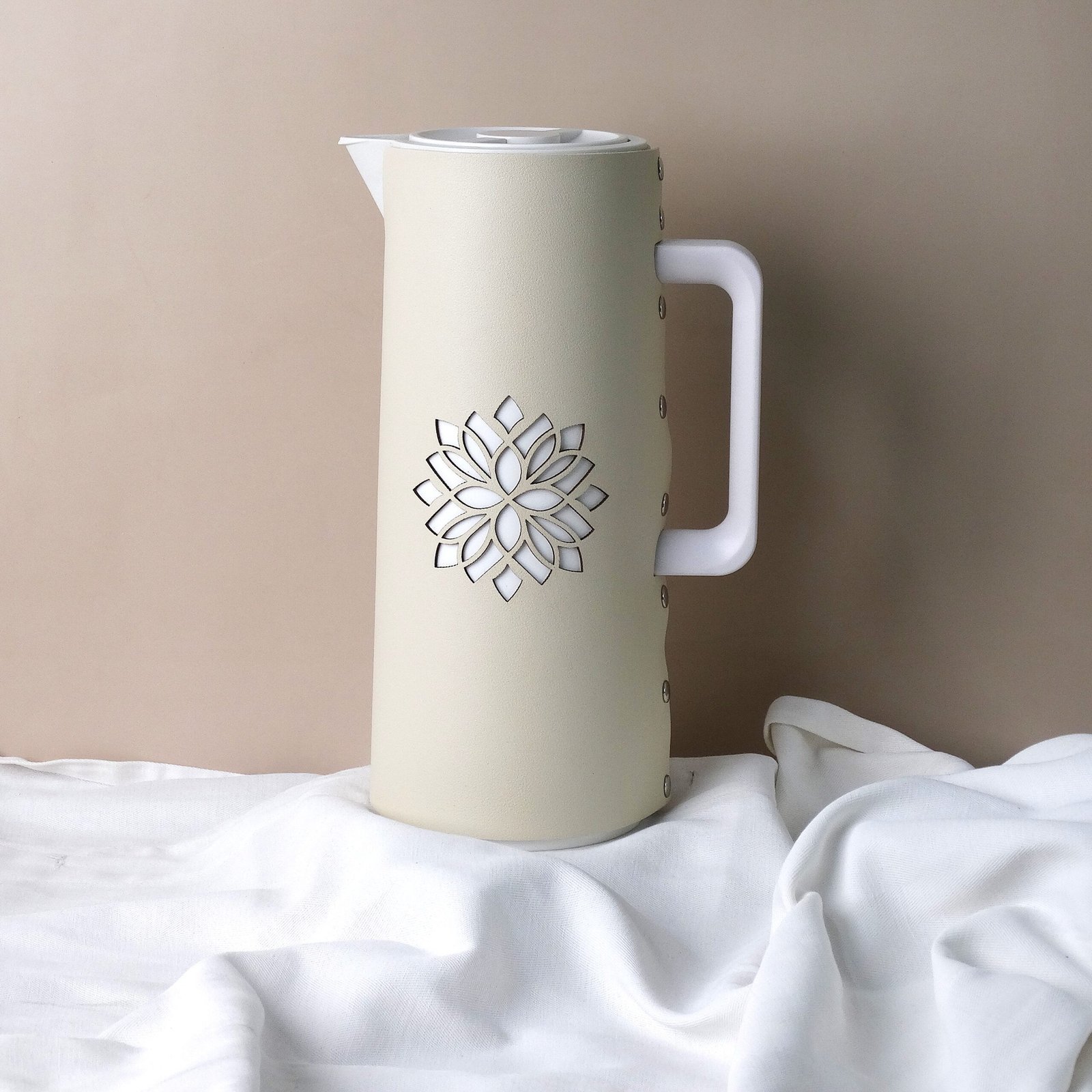 دلة لتقديم القهوة والشاي جلد باللون البيج بنقشة وردة هندسية – سعة ١ لتر