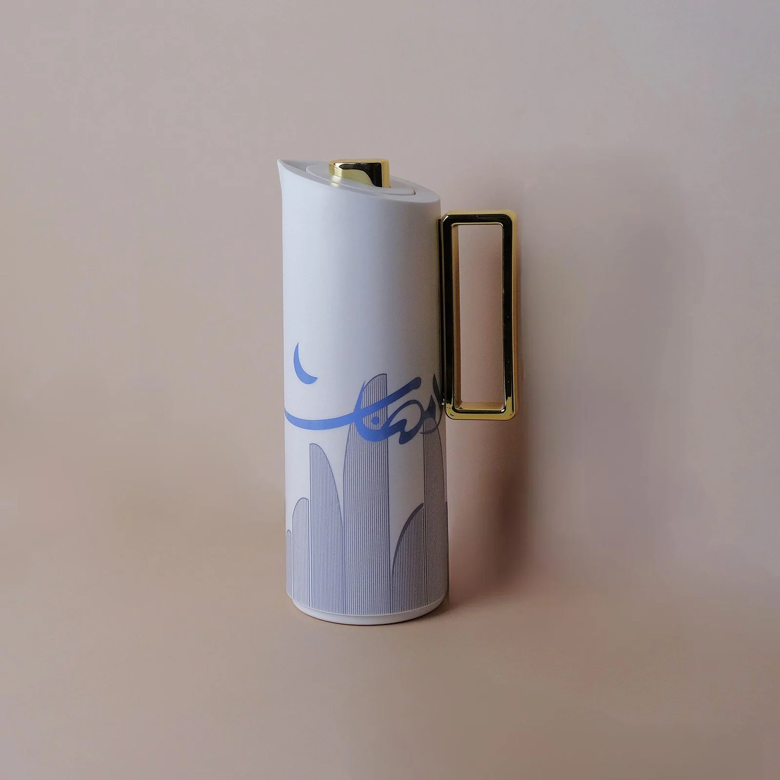 دلة رمضان بنقوش عربية زرقاء مع يد ذهبية – سعة ١ لتر