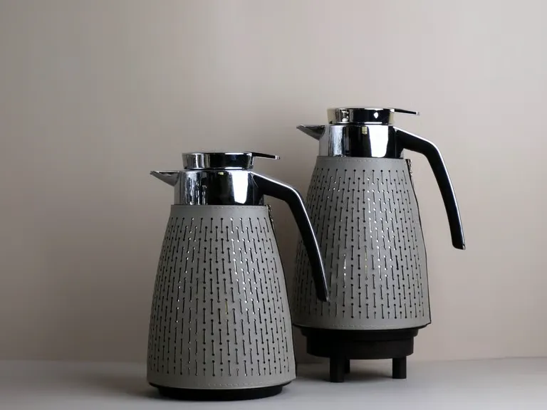 دلة قهوة عربية حرارية رمادي ستيل مع غطاء جلد سعة 1 لتر