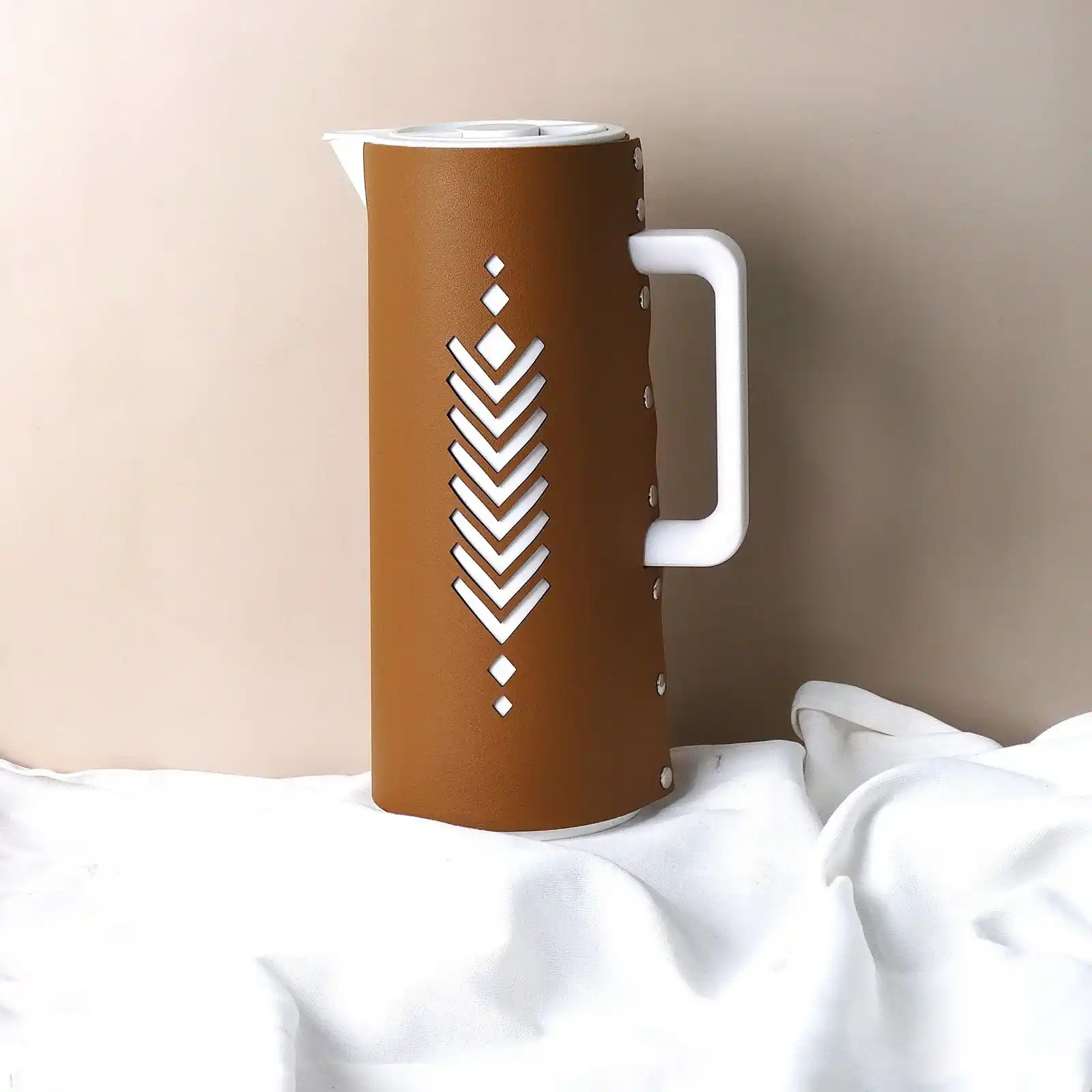 دلة لتقديم القهوة والشاي جلد باللون البني بنقوش هندسية – سعة ١ لتر