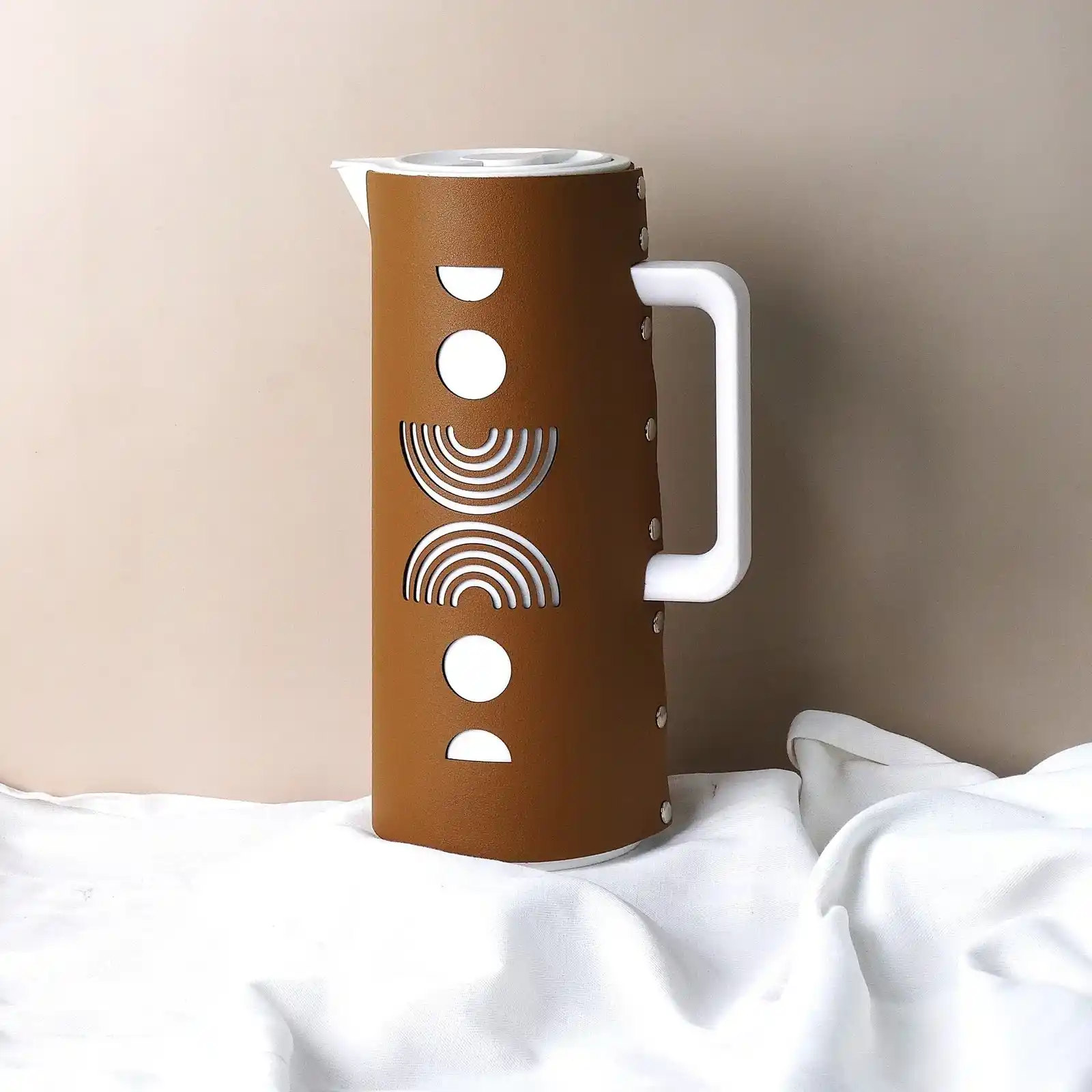 دلة لتقديم القهوة والشاي جلد باللون البني