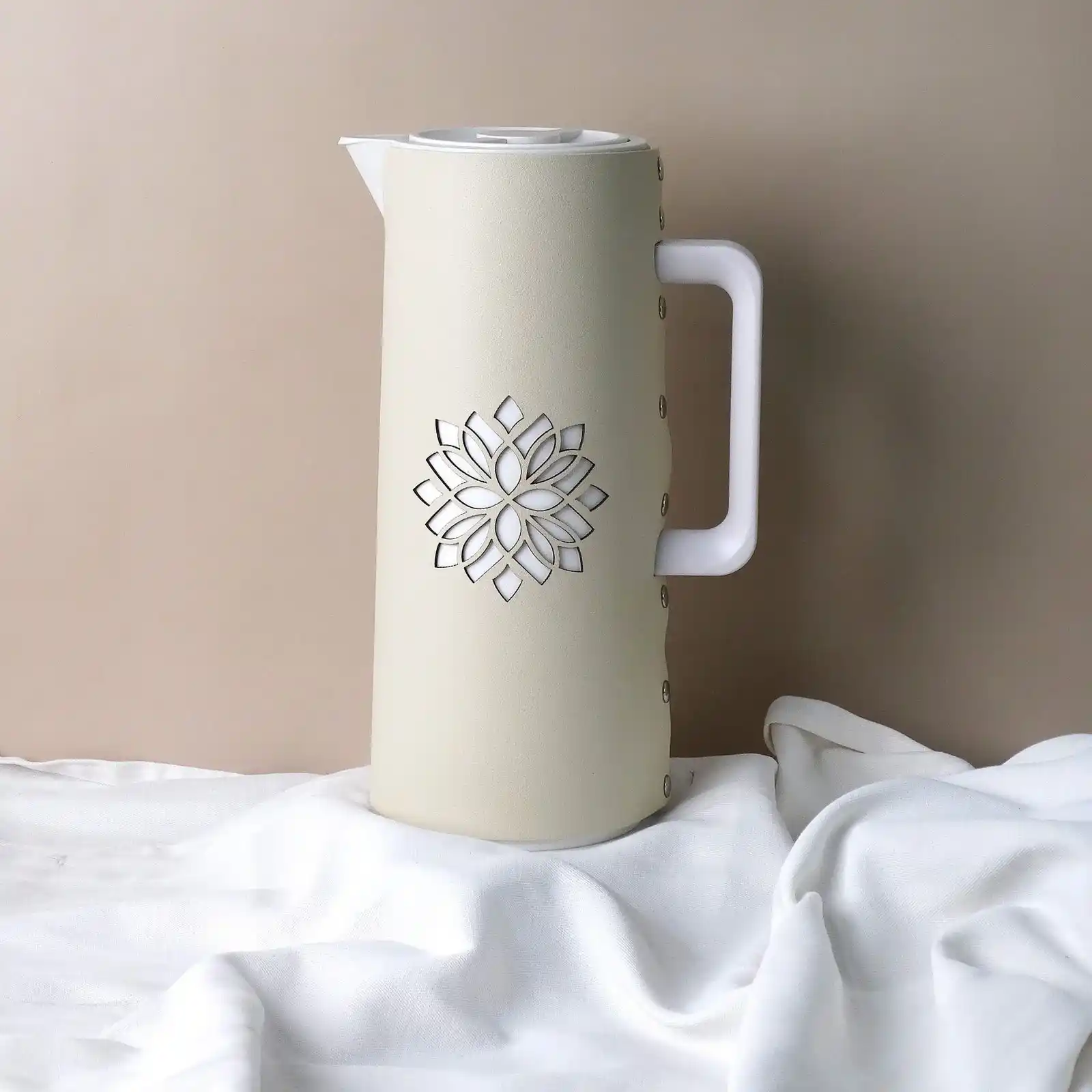 دلة لتقديم القهوة والشاي جلد باللون البيج بنقشة وردة هندسية – سعة ١ لتر