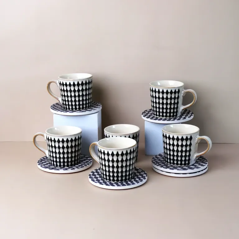 طقم أكواب شاي ونسكافيه 12 قطعة نقشة معينات أسود مع بيج