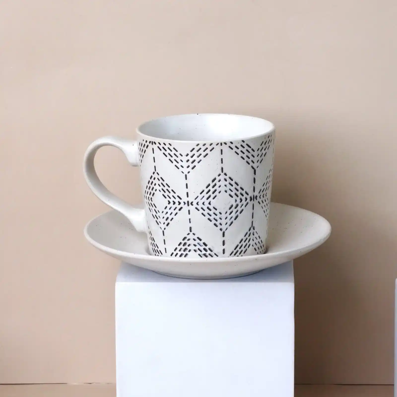 طقم تقديم أربان غرافيك للشاي واللاتيه – 12 قطعة بنقوش عصرية