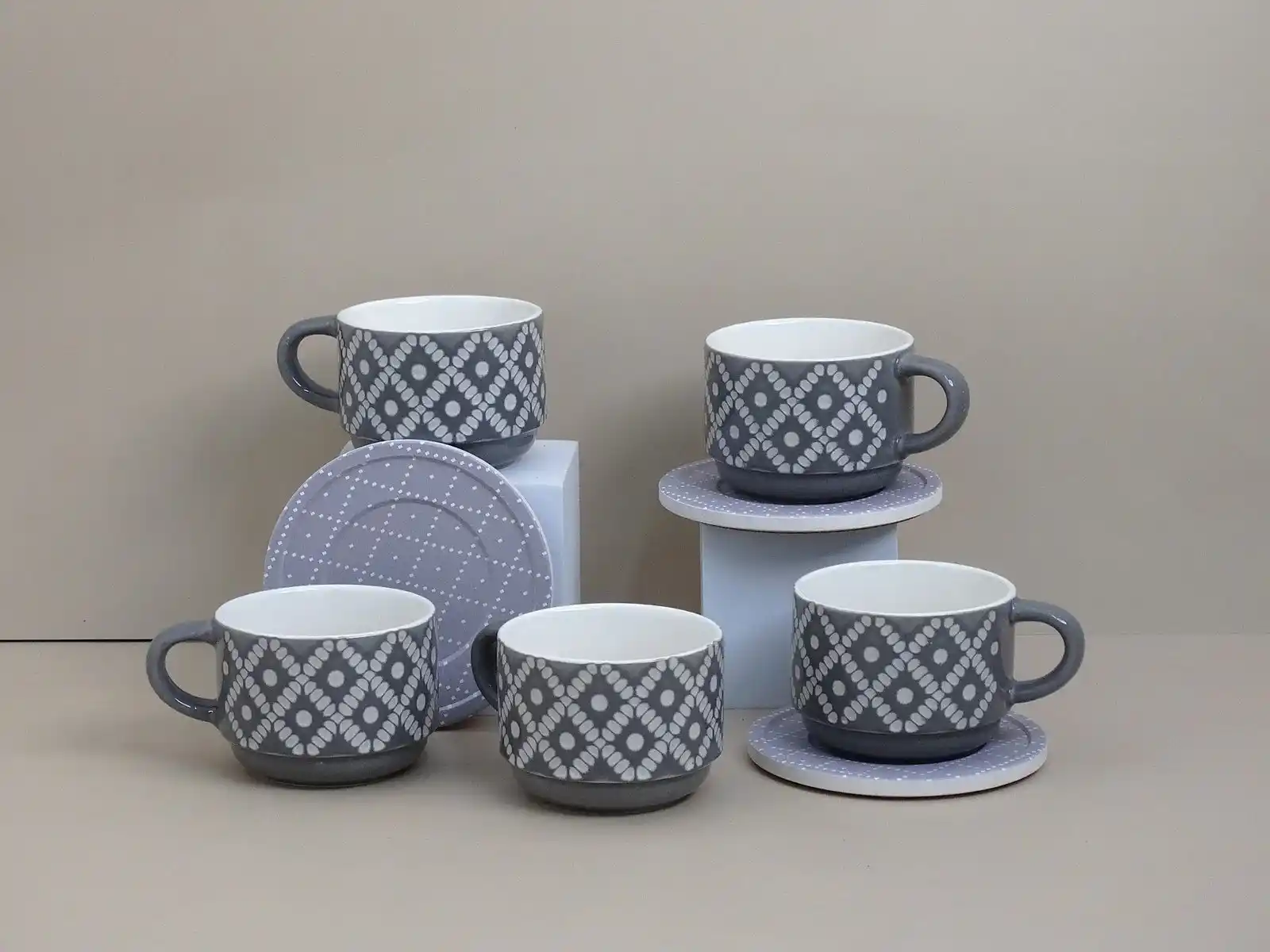 طقم تقديم شاي ولاتيه بورسلان مودرن – 12 قطعة بنقوش هندسية