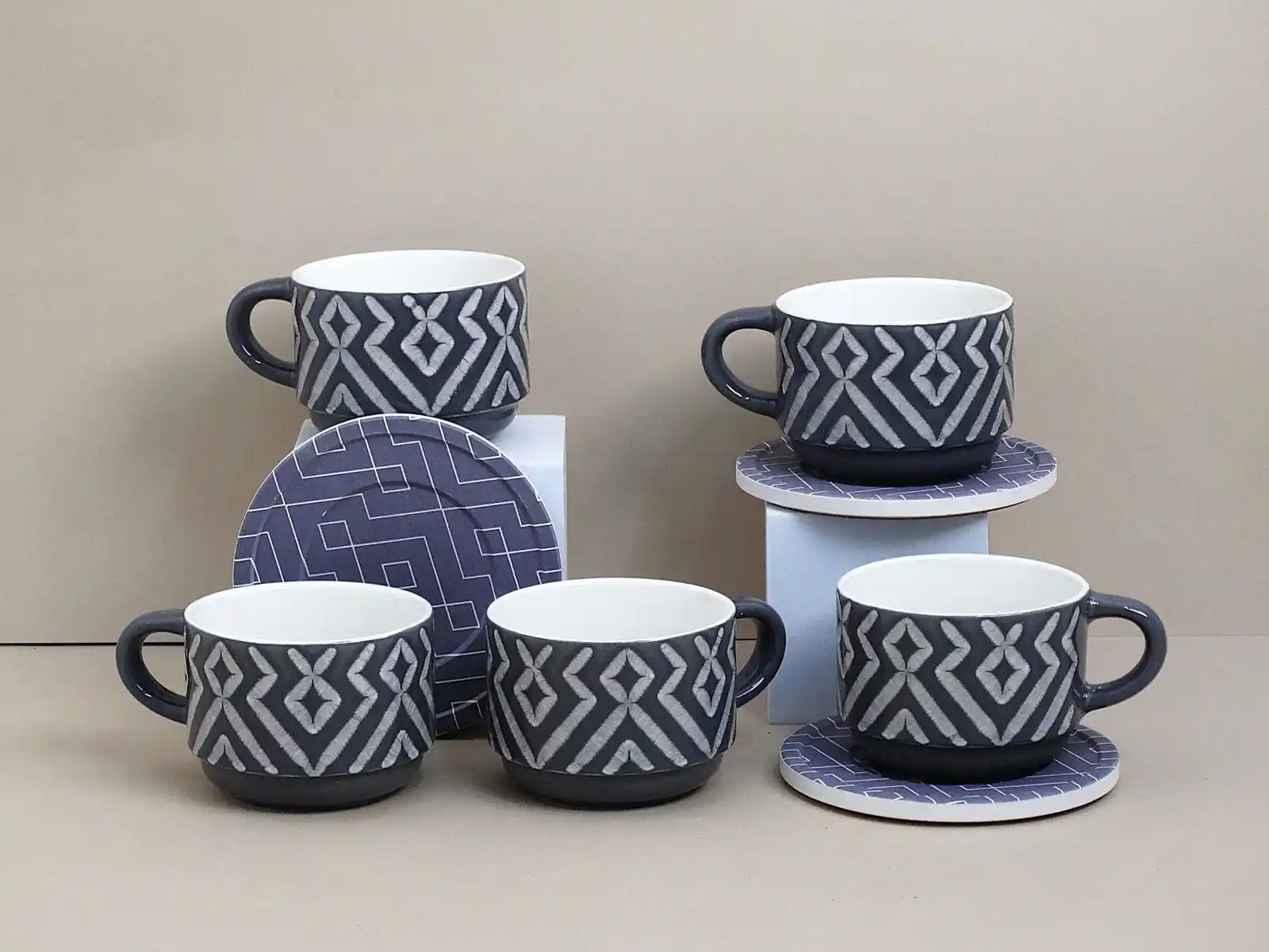 طقم تقديم شاي ولاتيه مودرن بورسلان مع قاعدة خشبية – 12 قطعة