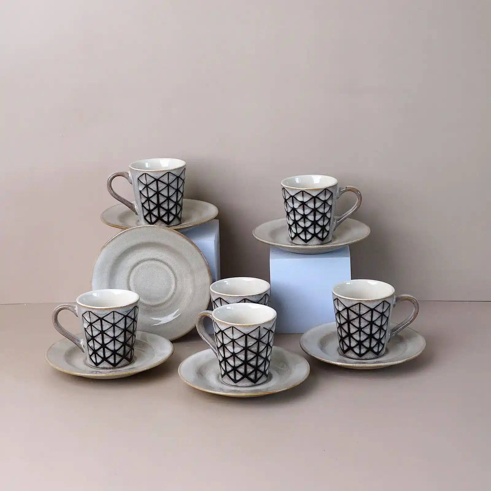 طقم فناجين قهوة تركية 12 قطعة نقشة هندسية بيج وأسود