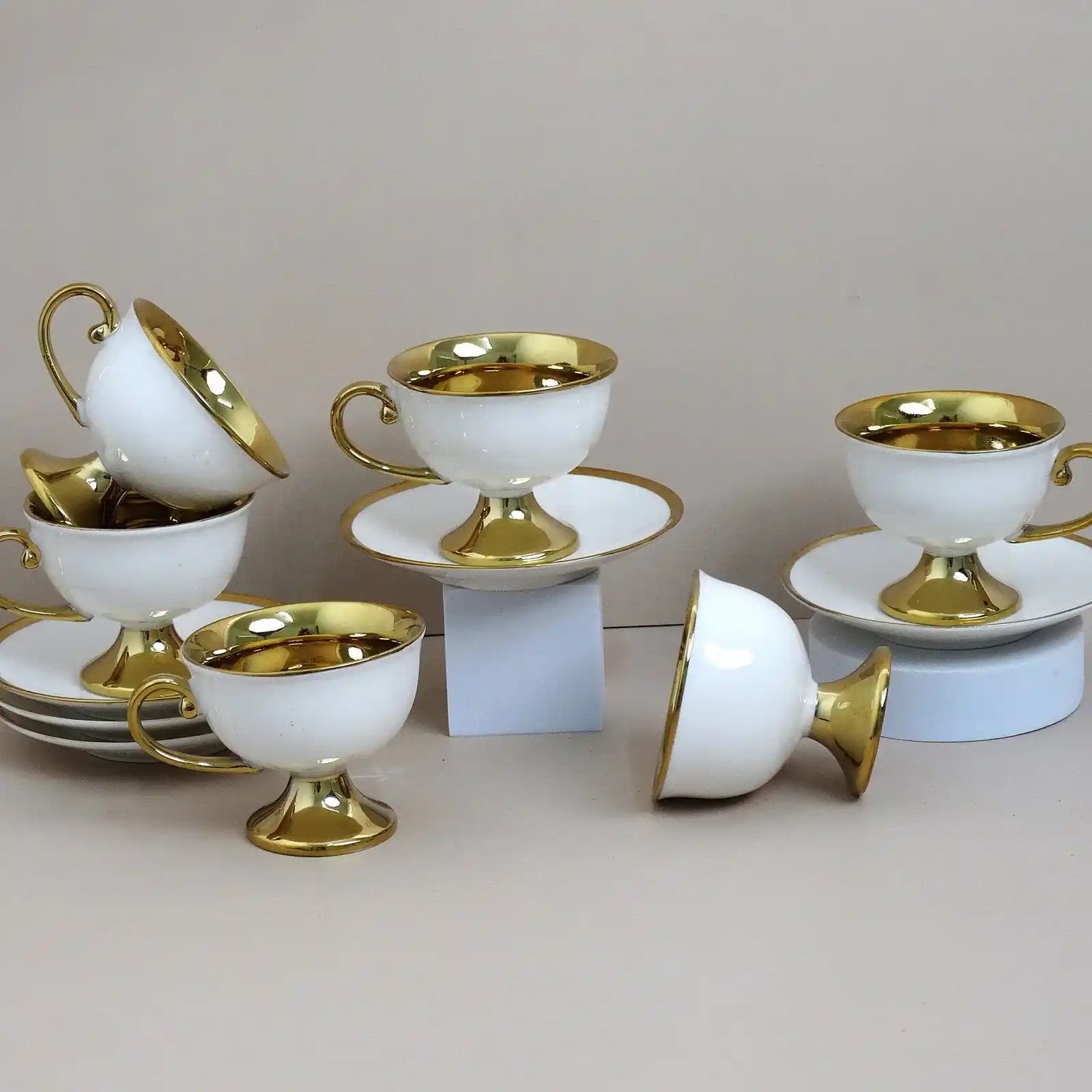طقم فناجين قهوة تركية بورسلان باللون الأبيض والذهبي – ١٢ ق