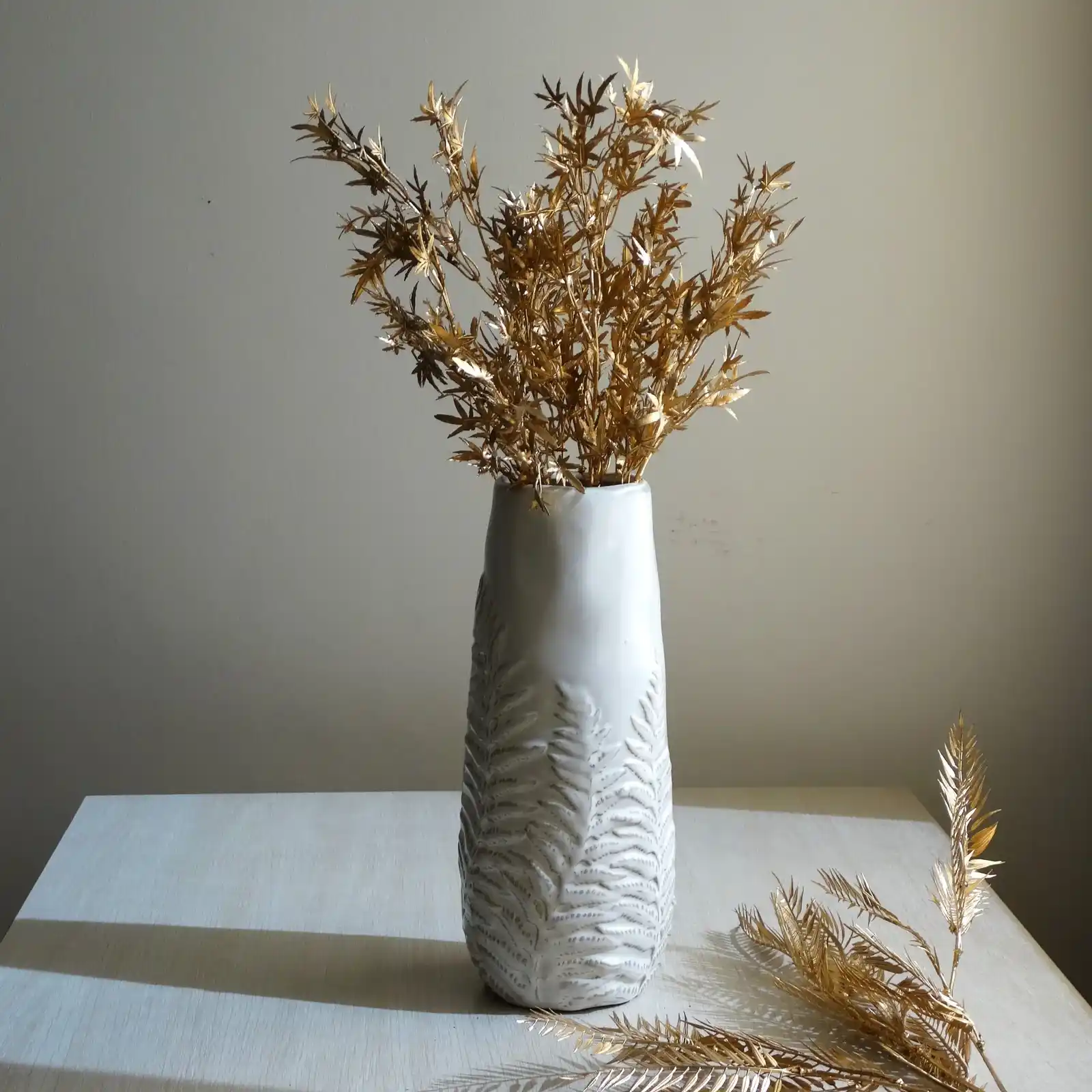 فازة زهور بوهيمية من البورسلان الحجري بنقش أوراق – الوان متعددة