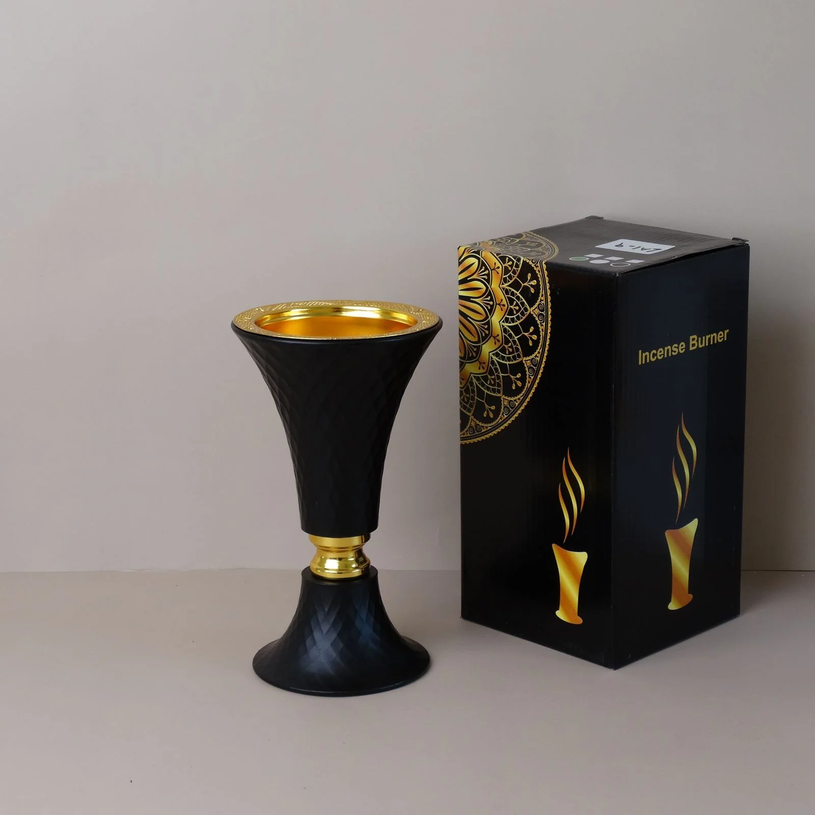 مبخرة فحم فخمة بتصميم شرقي ولمسات ذهبية